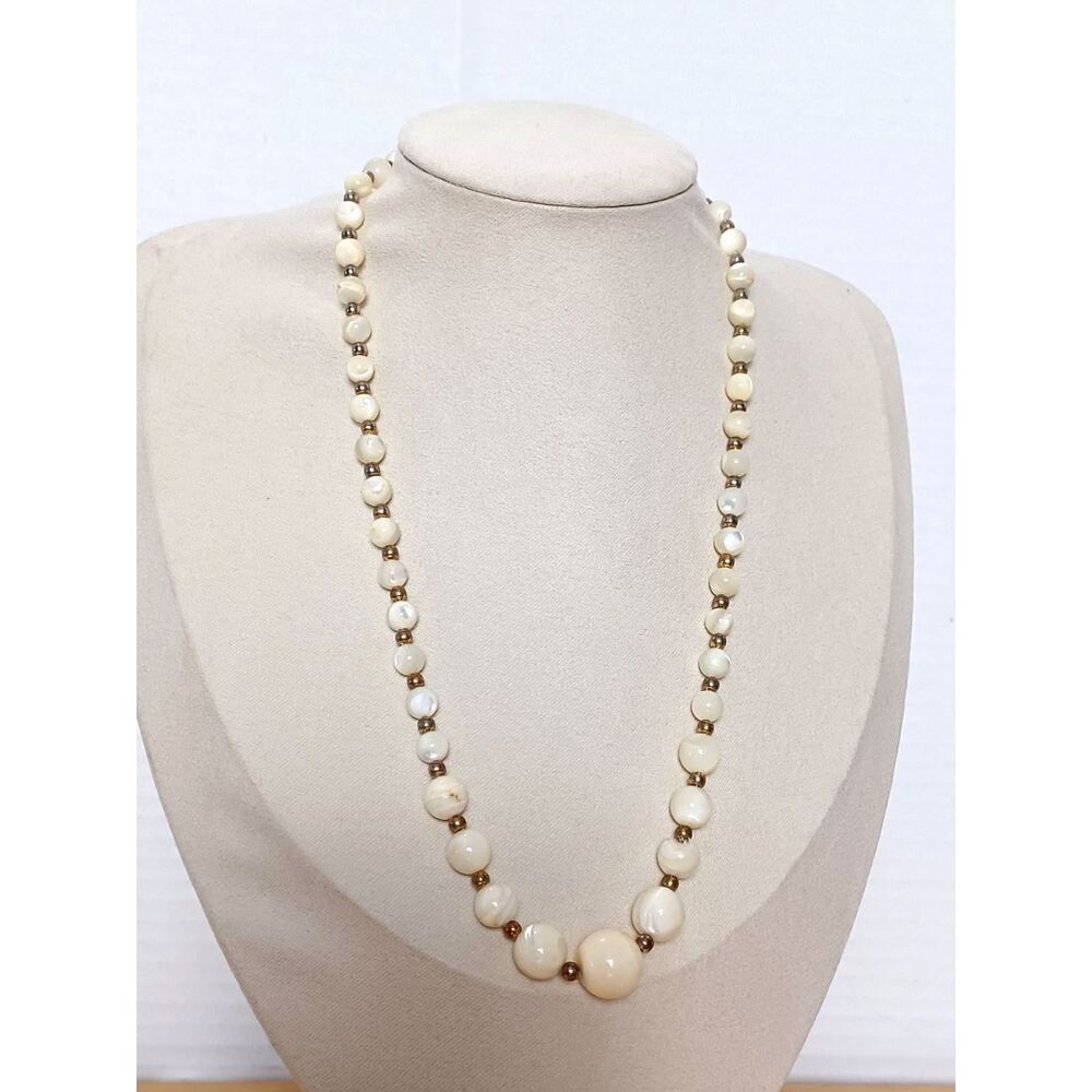 Vintage Stunning Necklace of Graduated Pearl Agate Stone Beads, Goldtone Spacers